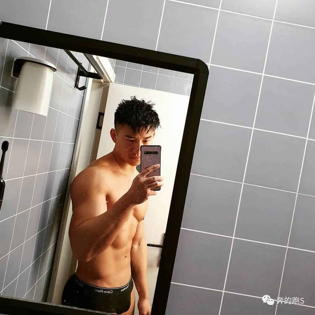 换衣间遇见运动小哥,也太让人抵抗不了吧! 换衣间遇见运动小哥,也太让人抵抗不了吧!