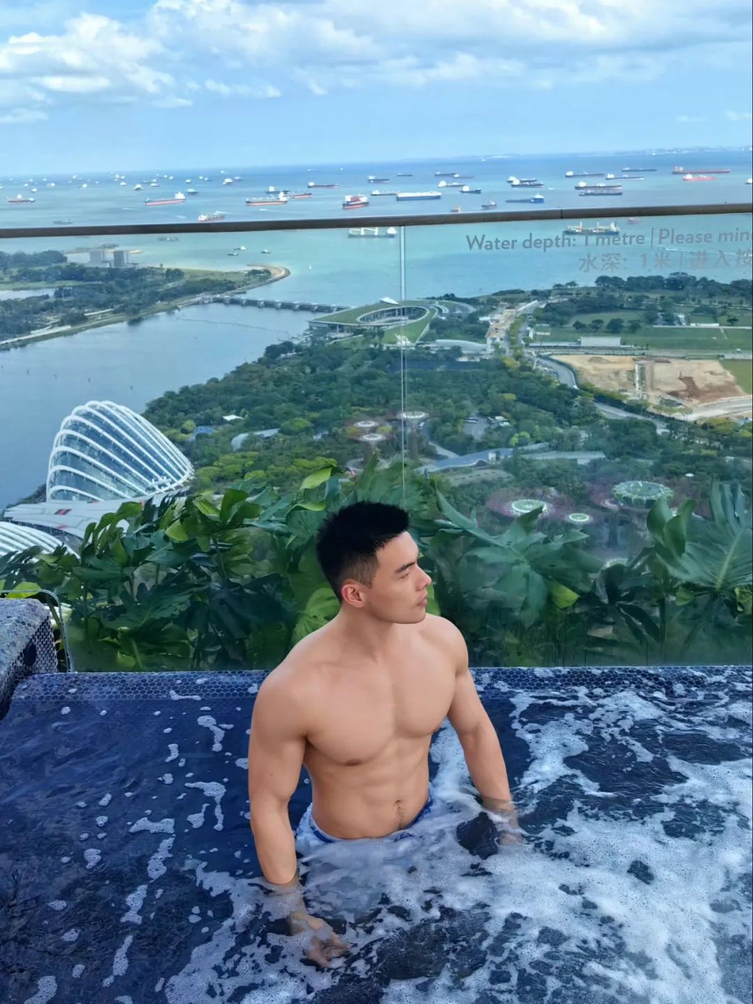 90 后高颜值健身网红，大秀完美白皮身材，这大胸肌八块腹肌也太帅了