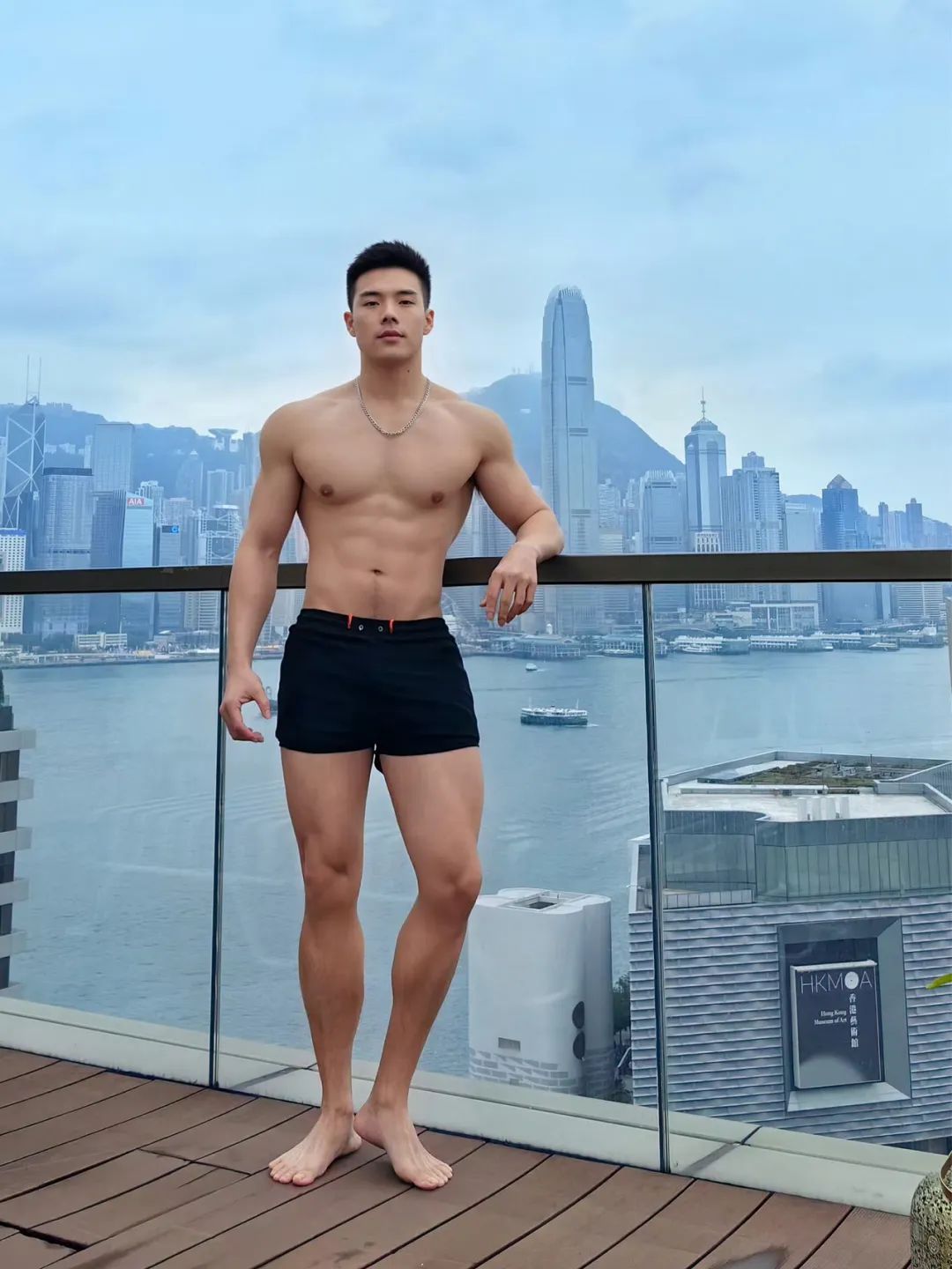 90 后高颜值健身网红，大秀完美白皮身材，这大胸肌八块腹肌也太帅了