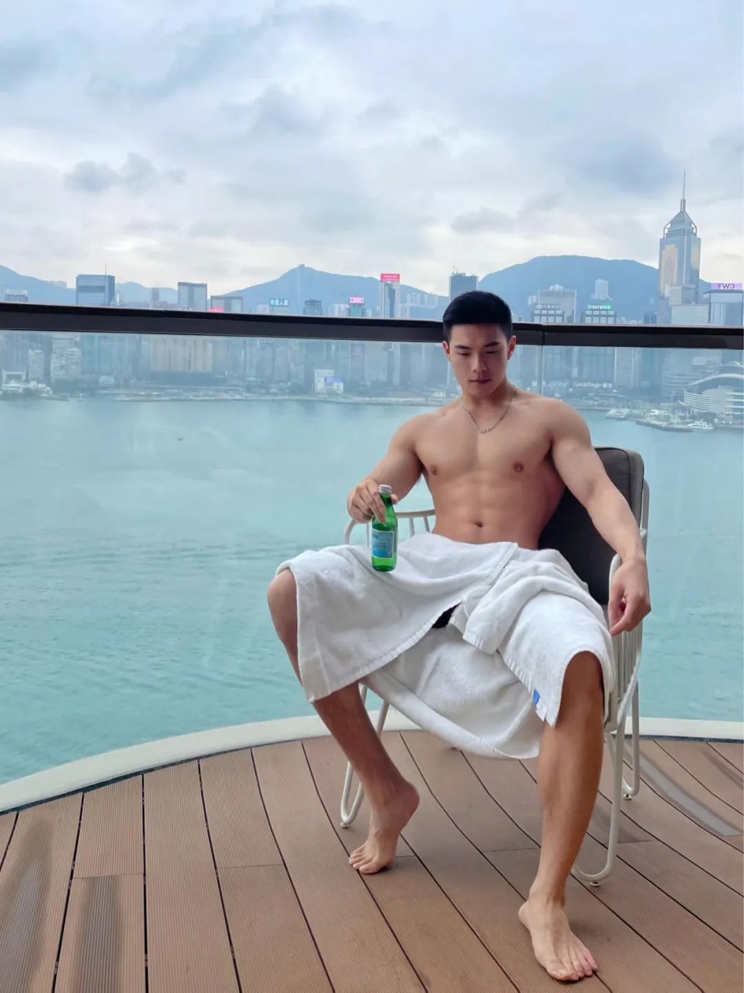 90 后高颜值健身网红，大秀完美白皮身材，这大胸肌八块腹肌也太帅了