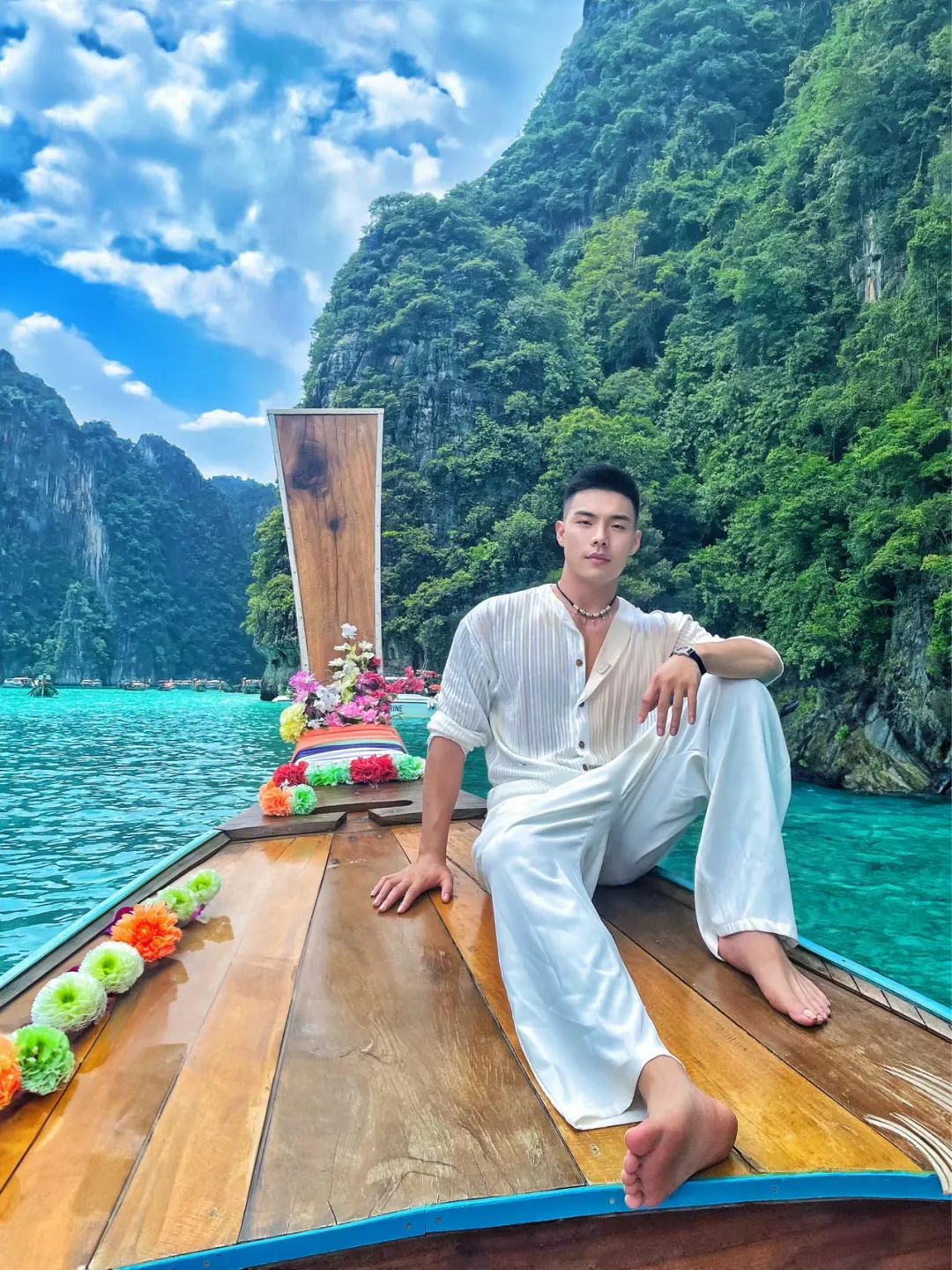 90 后高颜值健身网红，大秀完美白皮身材，这大胸肌八块腹肌也太帅了