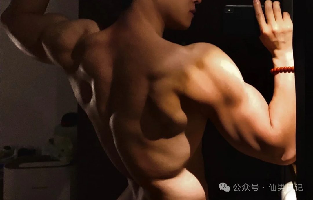 推特爆火的运动员穿内裤拍杂志，网友直呼：还是熟悉的味道……
