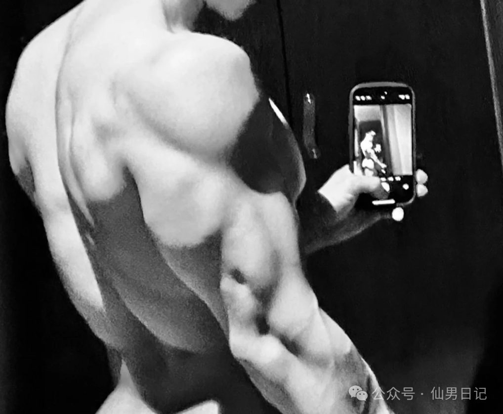 推特爆火的运动员穿内裤拍杂志，网友直呼：还是熟悉的味道……
