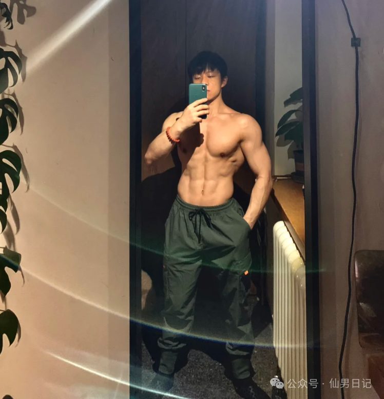 推特爆火的运动员穿内裤拍杂志，网友直呼：还是熟悉的味道……