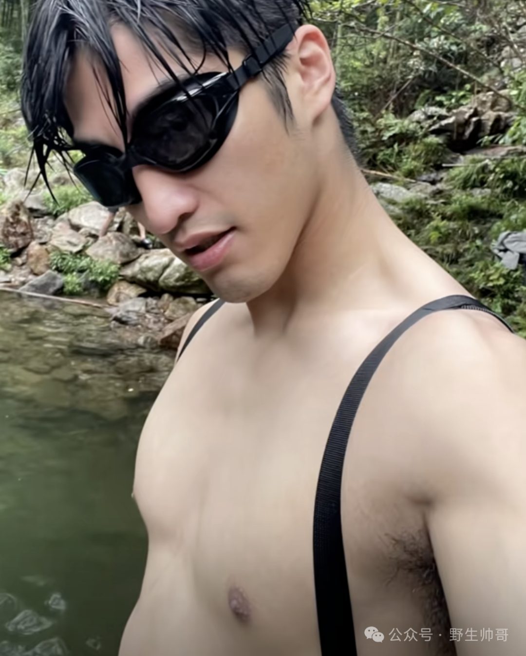 天呐又一个超帅的大伴郎洗澡照火出圈，大鼻子哇喔！