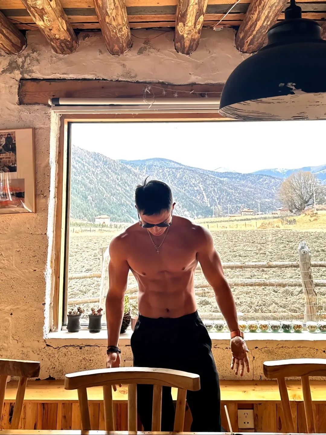 2025 年捅了鸡窝的十大天菜帅哥，第 1 个天选老公就是他！