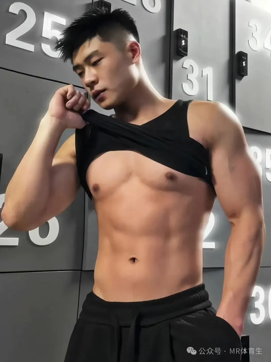 江苏白袜高弹体育生，宽厚倒三角身材太可了