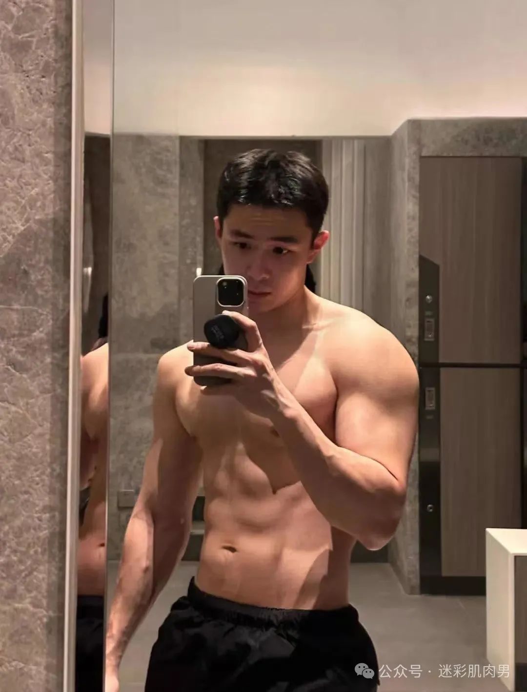 这位清华男老师火了！苹果 CEO 库克都一起 合影啦！
