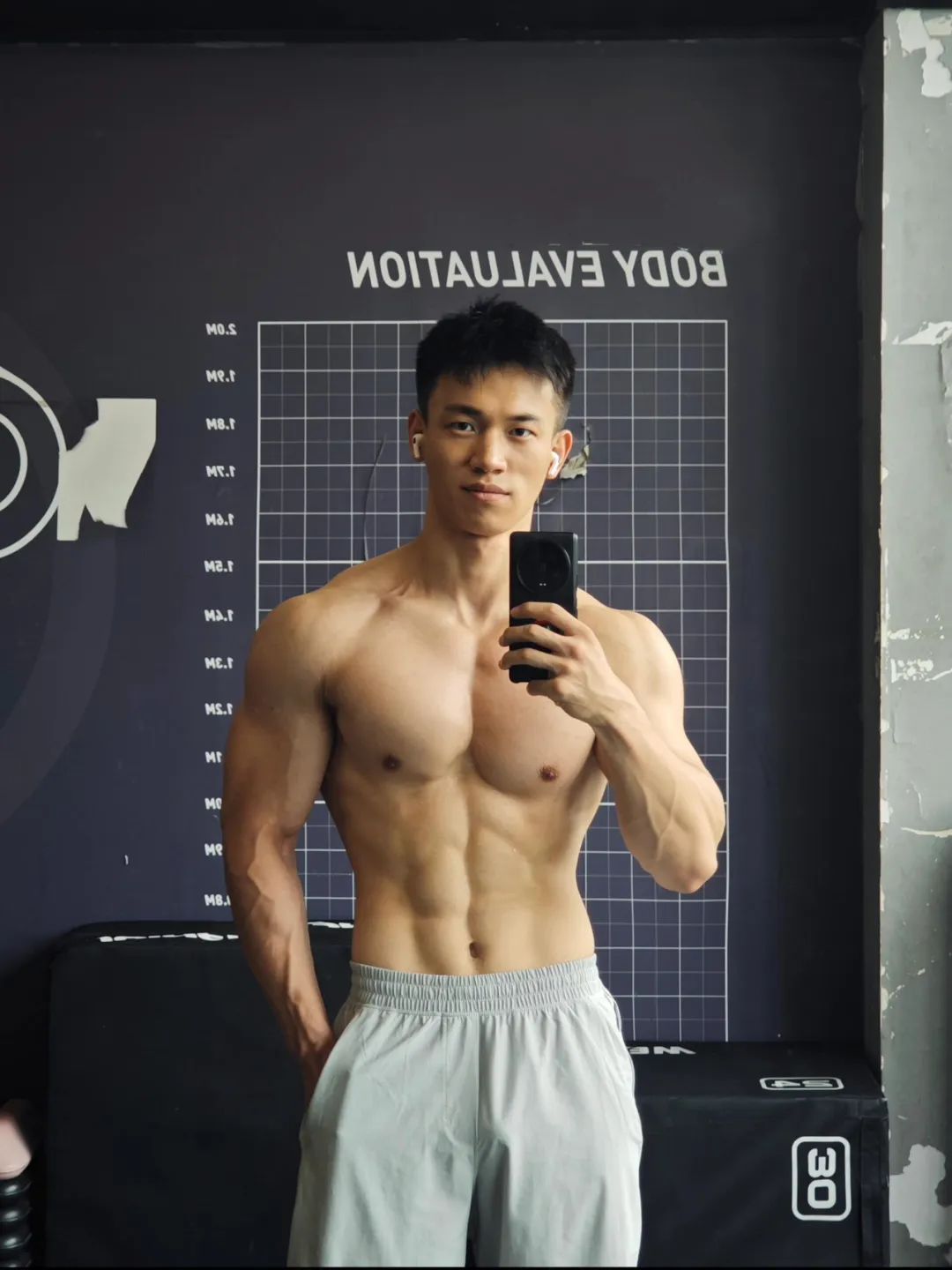 硬朗黑皮健身教练网红，狂秀面包胸钢筋臂，低体脂肌肉身材血管线条又硬又爷们