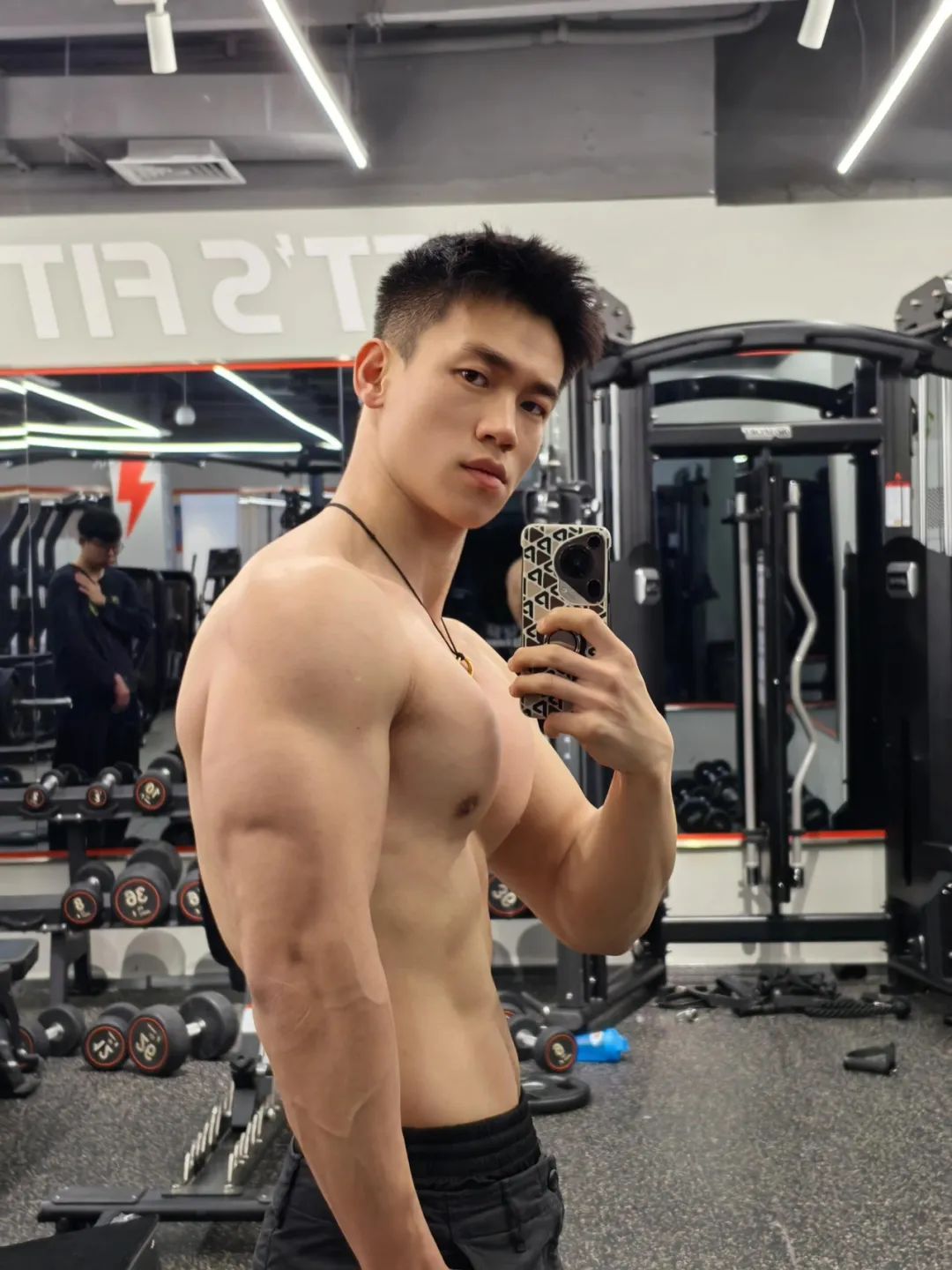 硬朗黑皮健身教练网红，狂秀面包胸钢筋臂，低体脂肌肉身材血管线条又硬又爷们