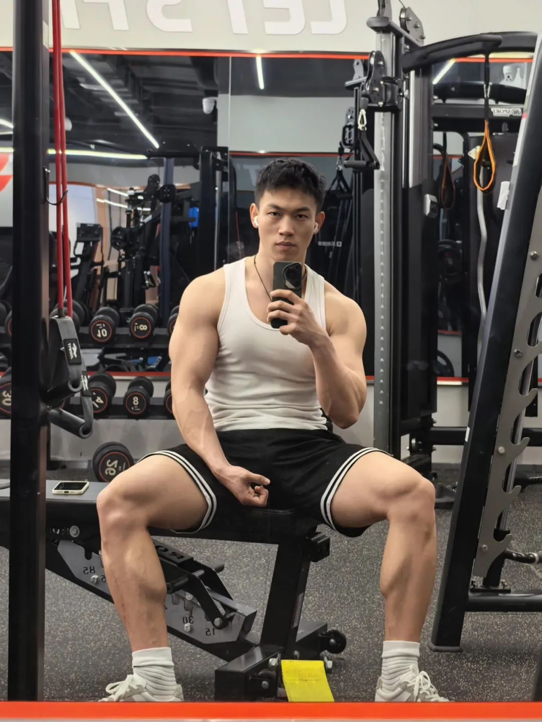 硬朗黑皮健身教练网红，狂秀面包胸钢筋臂，低体脂肌肉身材血管线条又硬又爷们