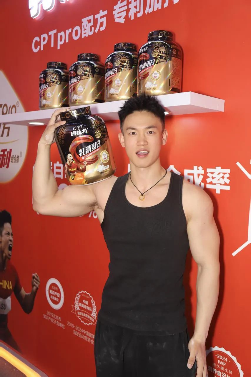 硬朗黑皮健身教练网红，狂秀面包胸钢筋臂，低体脂肌肉身材血管线条又硬又爷们