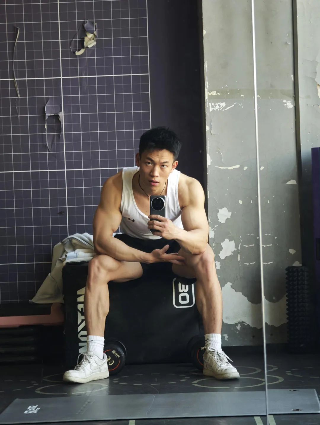 硬朗黑皮健身教练网红，狂秀面包胸钢筋臂，低体脂肌肉身材血管线条又硬又爷们
