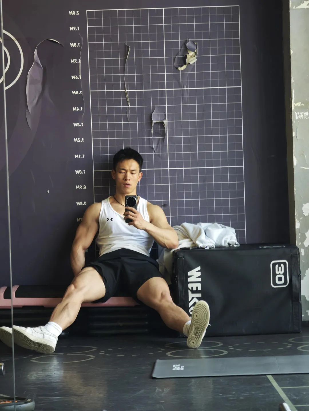 硬朗黑皮健身教练网红，狂秀面包胸钢筋臂，低体脂肌肉身材血管线条又硬又爷们