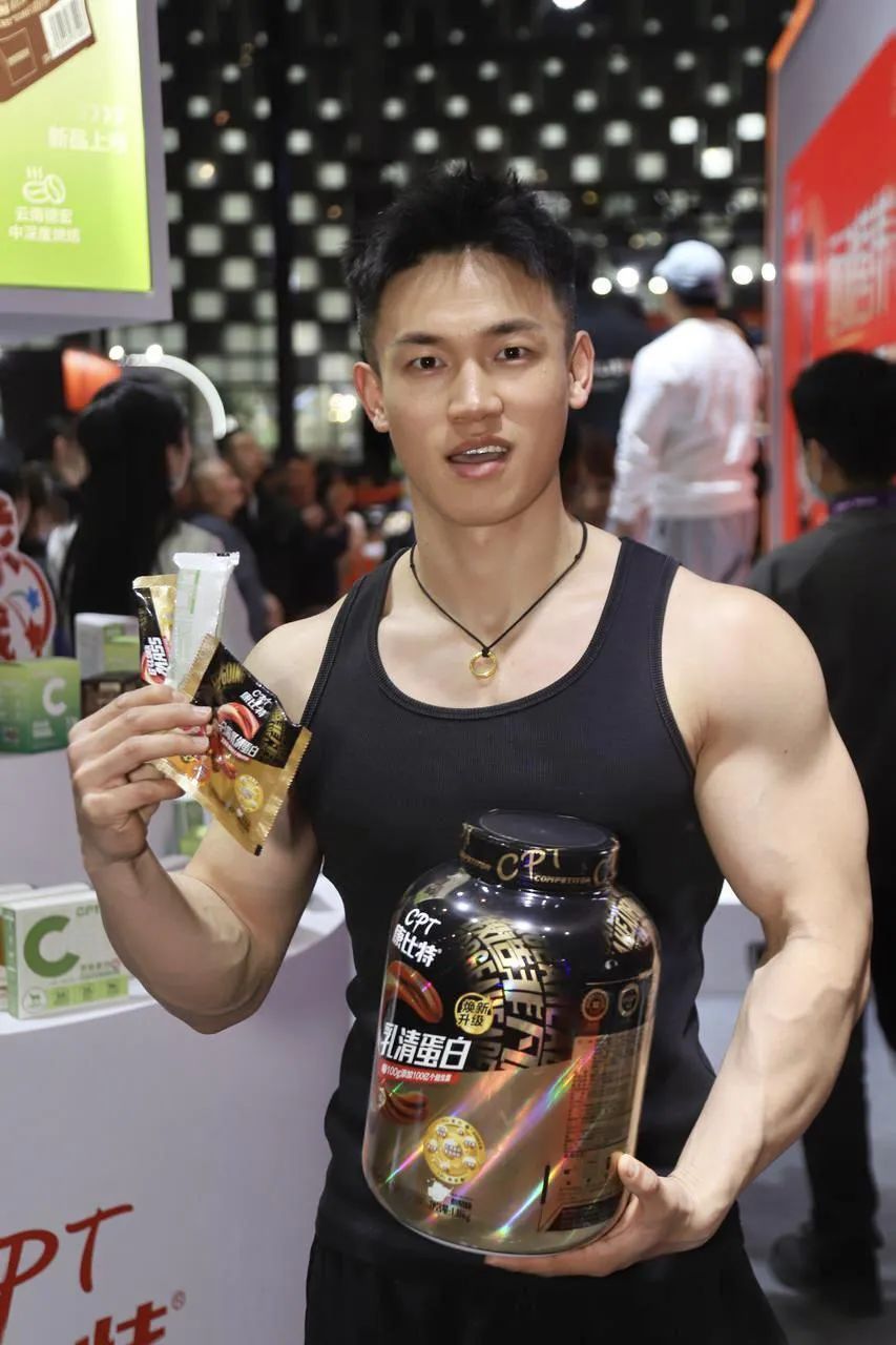 硬朗黑皮健身教练网红，狂秀面包胸钢筋臂，低体脂肌肉身材血管线条又硬又爷们