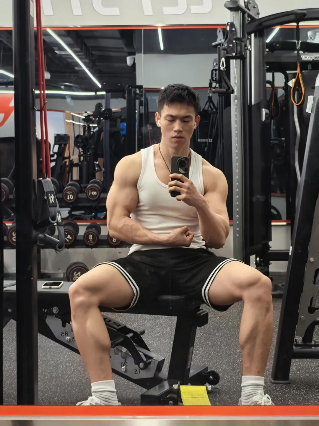 硬朗黑皮健身教练网红，狂秀面包胸钢筋臂，低体脂肌肉身材血管线条又硬又爷们