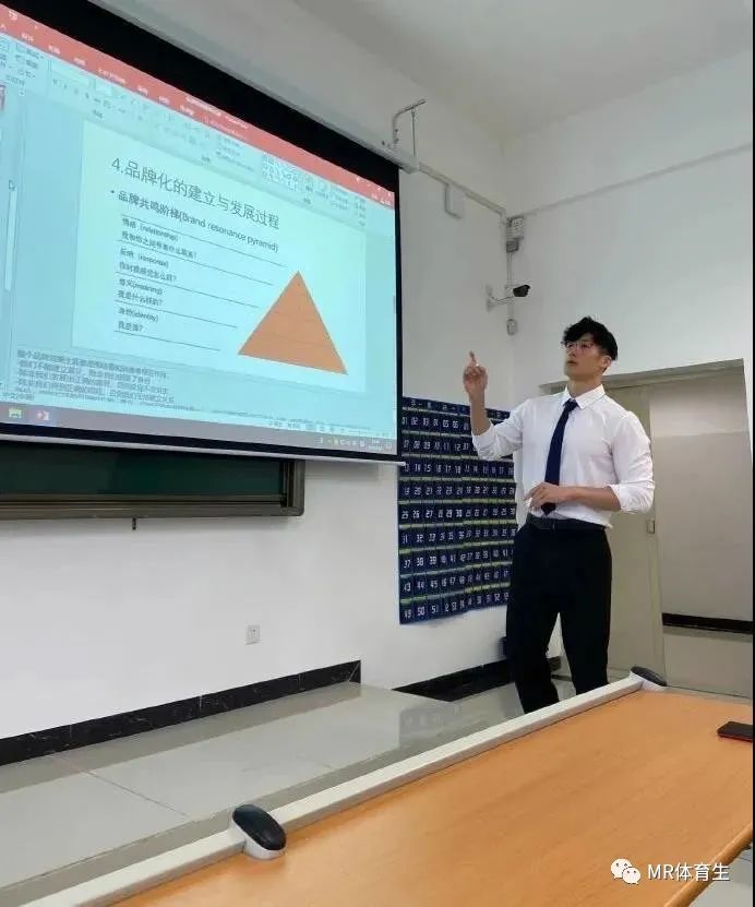 贵州某大学肌肉老师走红，硬朗的长相和魁梧的身材，简直是行走的衣架子