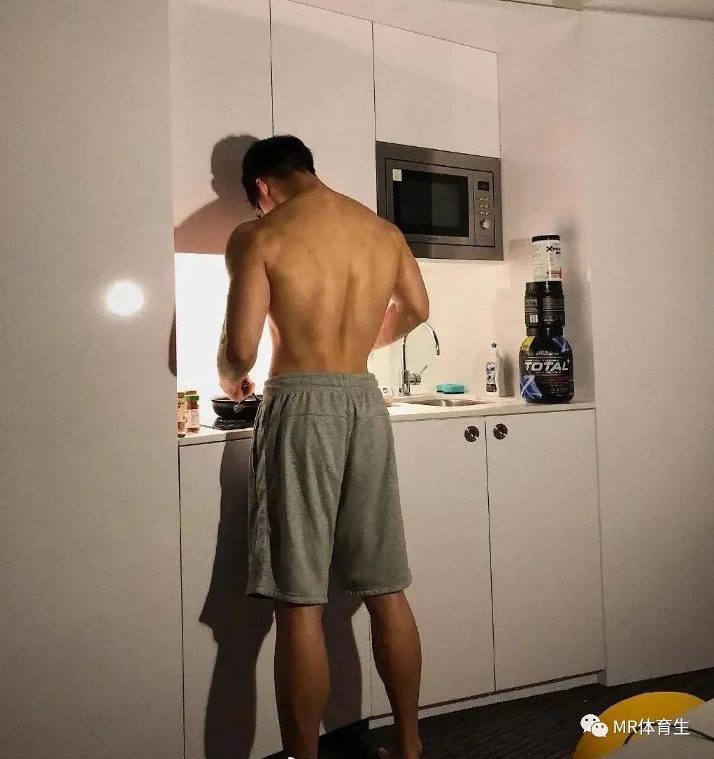 贵州某大学肌肉老师走红，硬朗的长相和魁梧的身材，简直是行走的衣架子