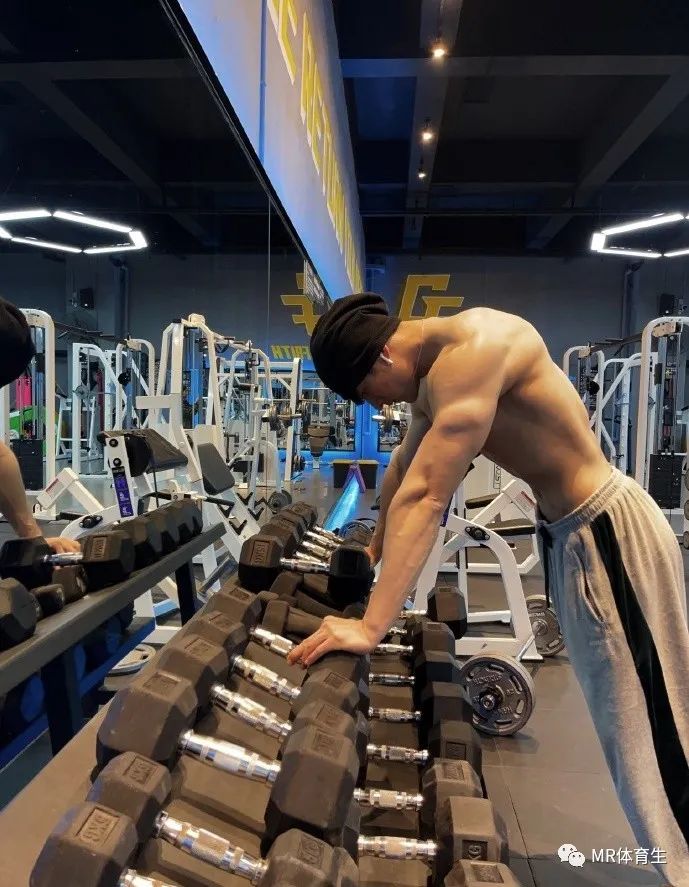 贵州某大学肌肉老师走红，硬朗的长相和魁梧的身材，简直是行走的衣架子