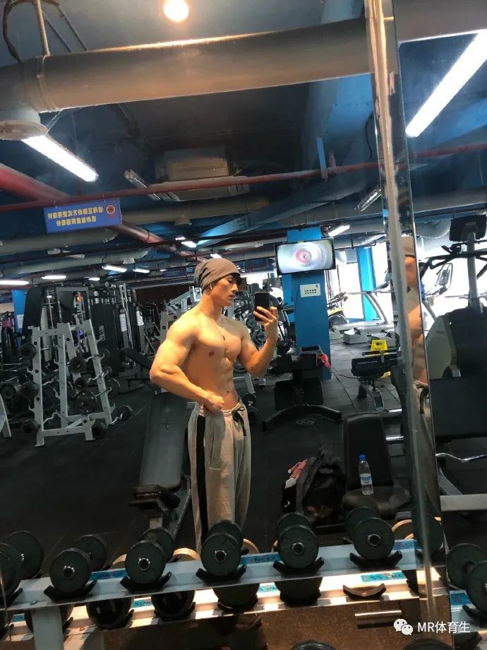 贵州某大学肌肉老师走红，硬朗的长相和魁梧的身材，简直是行走的衣架子