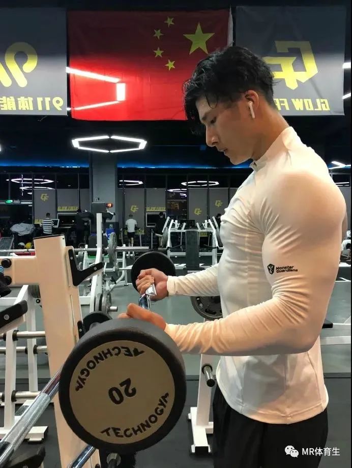 贵州某大学肌肉老师走红，硬朗的长相和魁梧的身材，简直是行走的衣架子