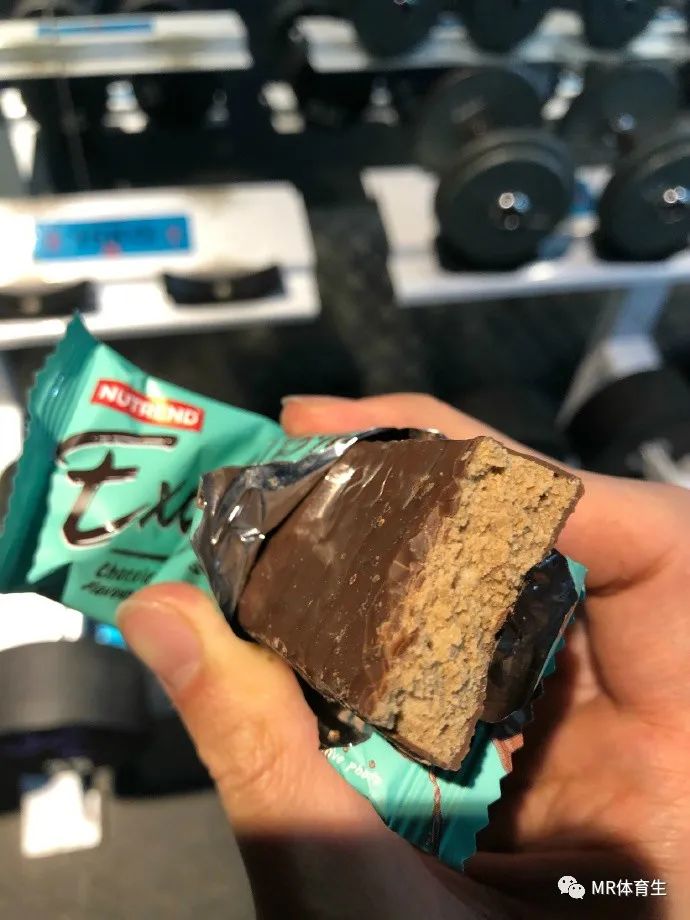 贵州某大学肌肉老师走红，硬朗的长相和魁梧的身材，简直是行走的衣架子