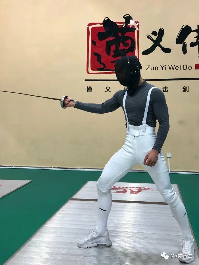 贵州某大学肌肉老师走红，硬朗的长相和魁梧的身材，简直是行走的衣架子