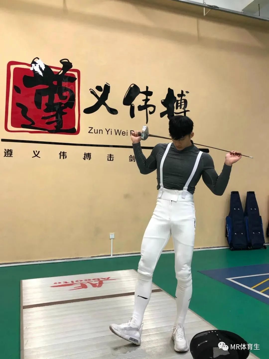 贵州某大学肌肉老师走红，硬朗的长相和魁梧的身材，简直是行走的衣架子