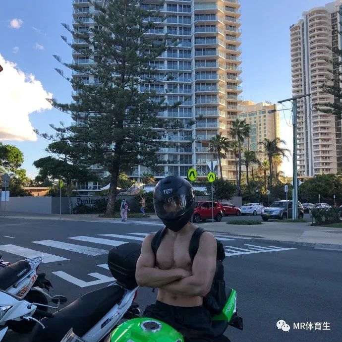 贵州某大学肌肉老师走红，硬朗的长相和魁梧的身材，简直是行走的衣架子