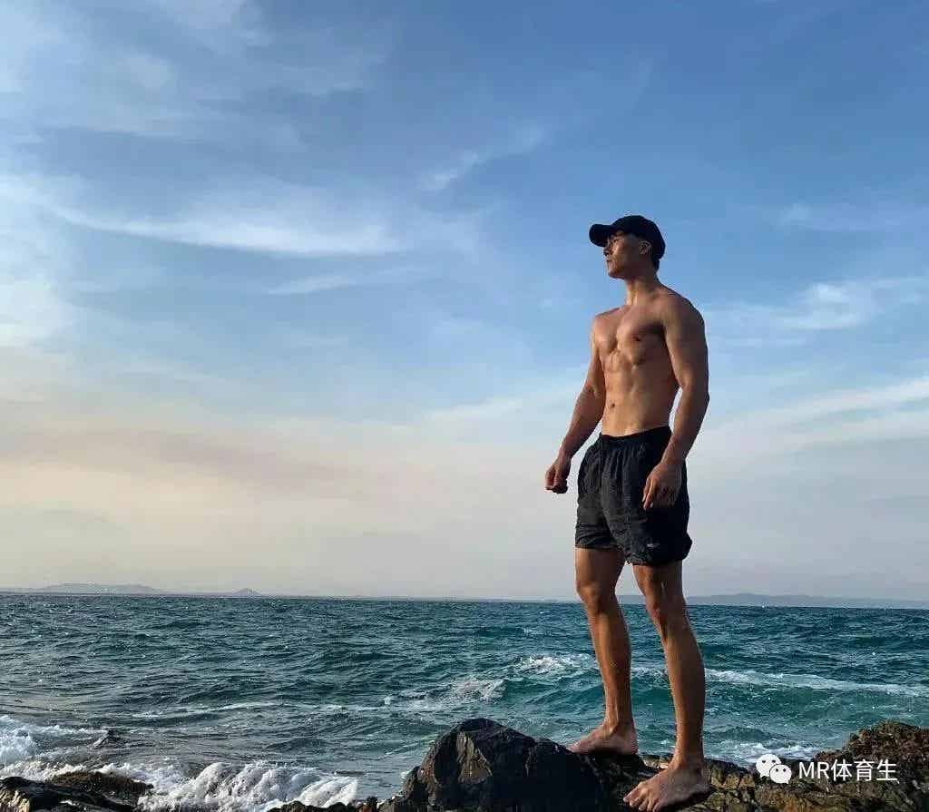 贵州某大学肌肉老师走红,硬朗的长相和魁梧的身材,简直是行走的衣架子 贵州某大学肌肉老师走红,硬朗的长相和魁梧的身材,简直是行走的衣架子