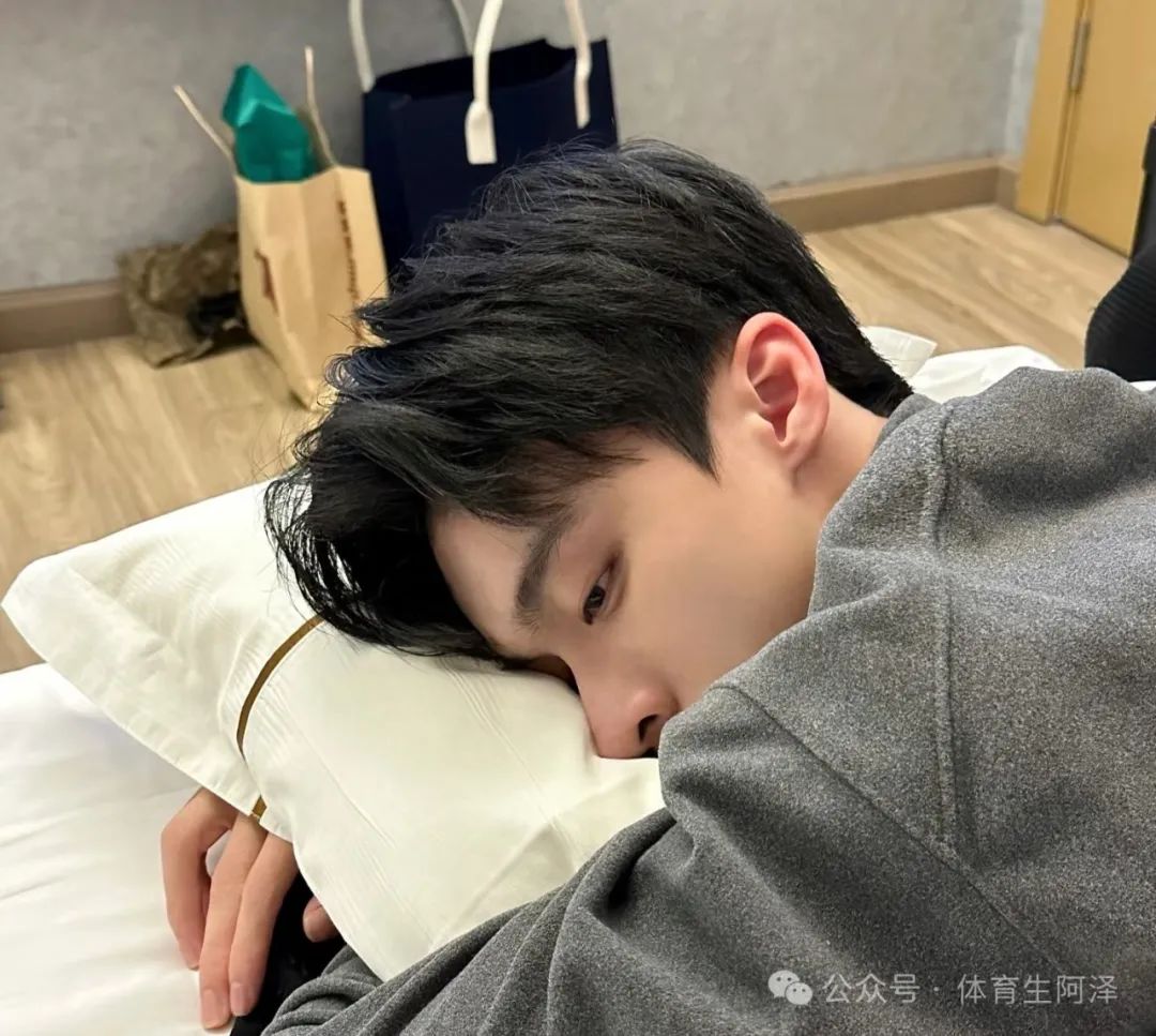 183 银发腹肌性感帅哥，平替明星 " 张康乐 "，谈到的有福了......
