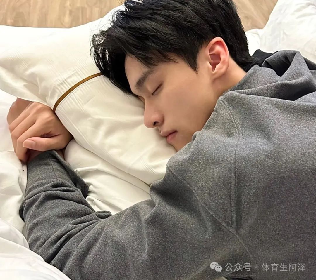183 银发腹肌性感帅哥，平替明星 " 张康乐 "，谈到的有福了......