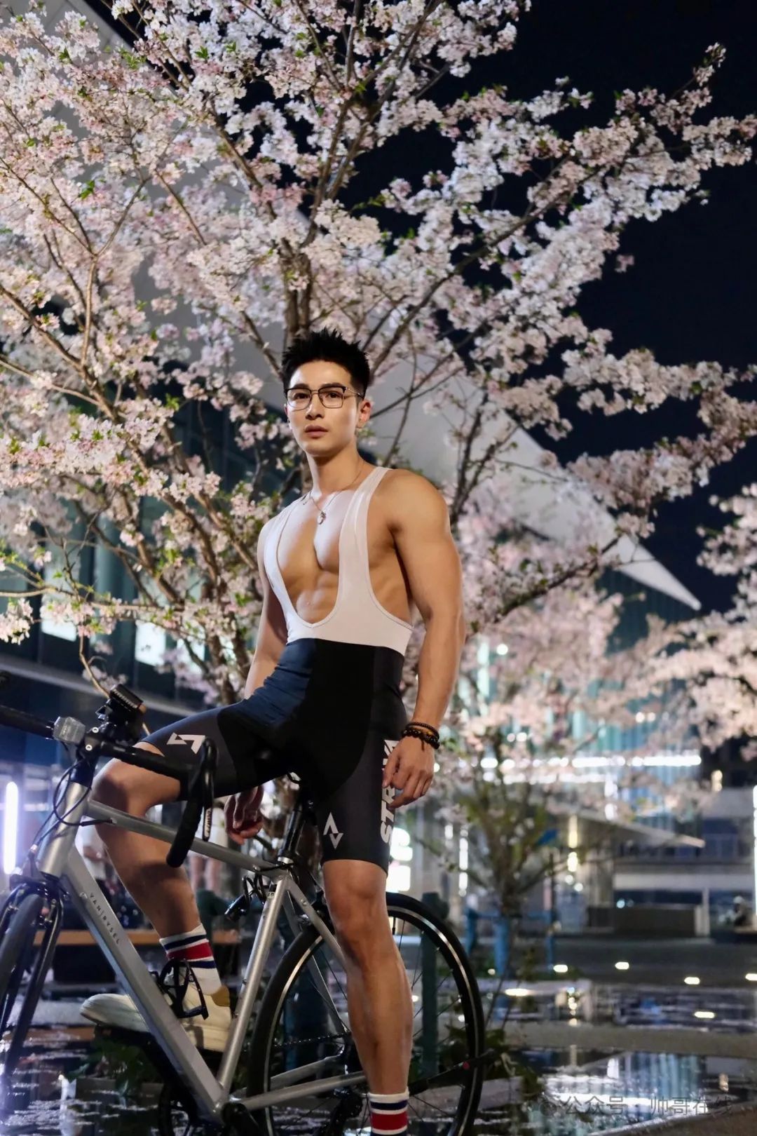 樱花树下的骑行肌肉帅哥，春天自带猛男粉！