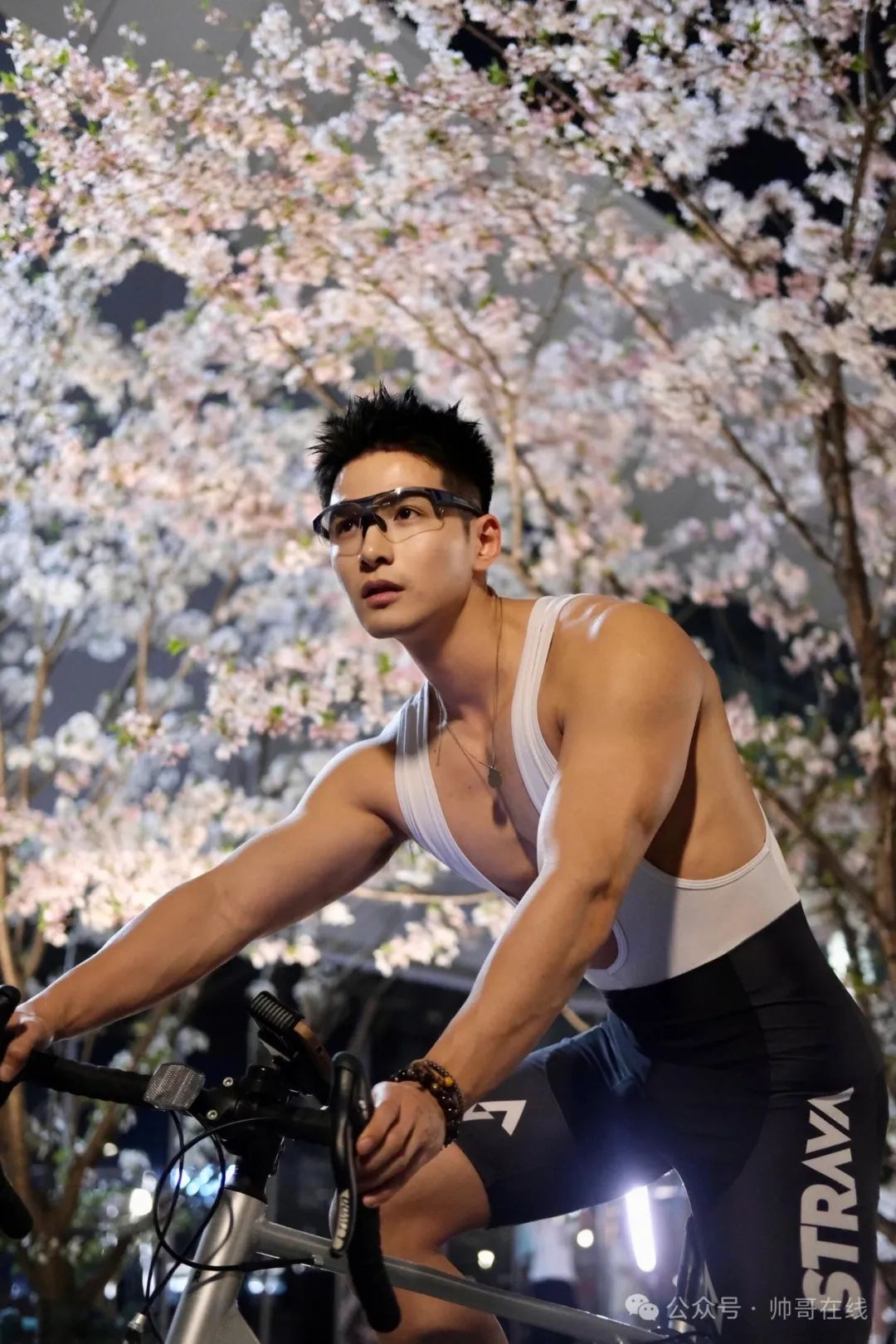 樱花树下的骑行肌肉帅哥，春天自带猛男粉！