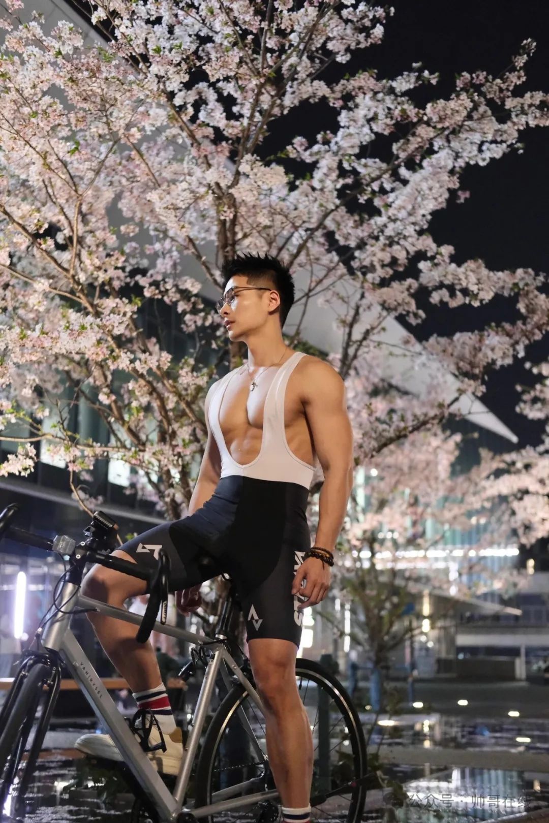 樱花树下的骑行肌肉帅哥，春天自带猛男粉！