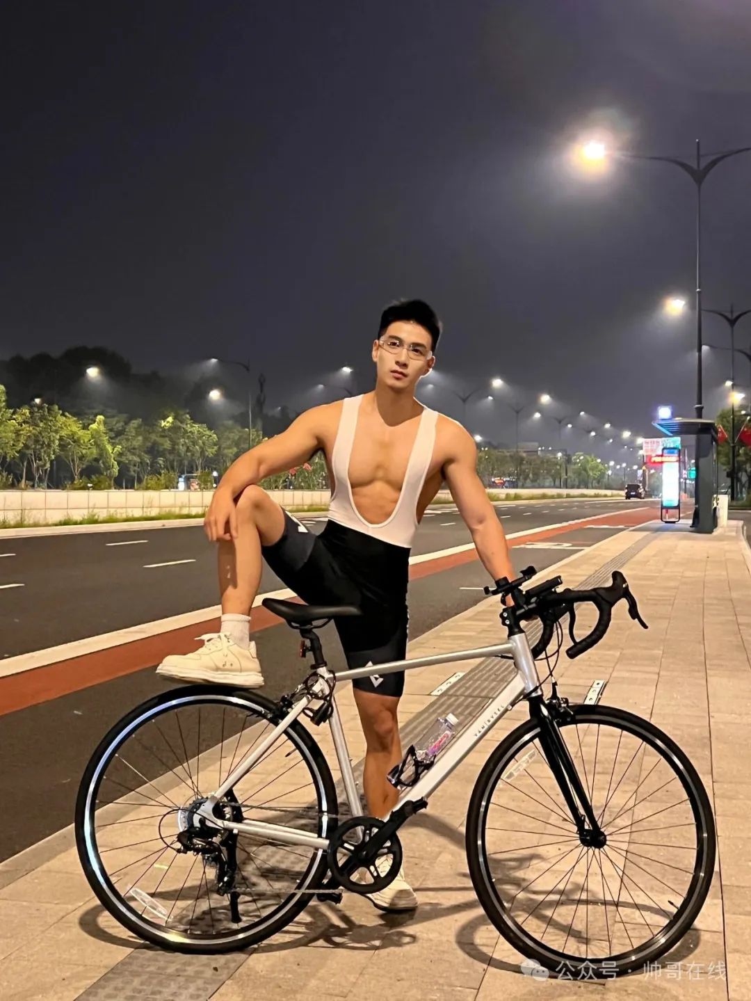 樱花树下的骑行肌肉帅哥，春天自带猛男粉！