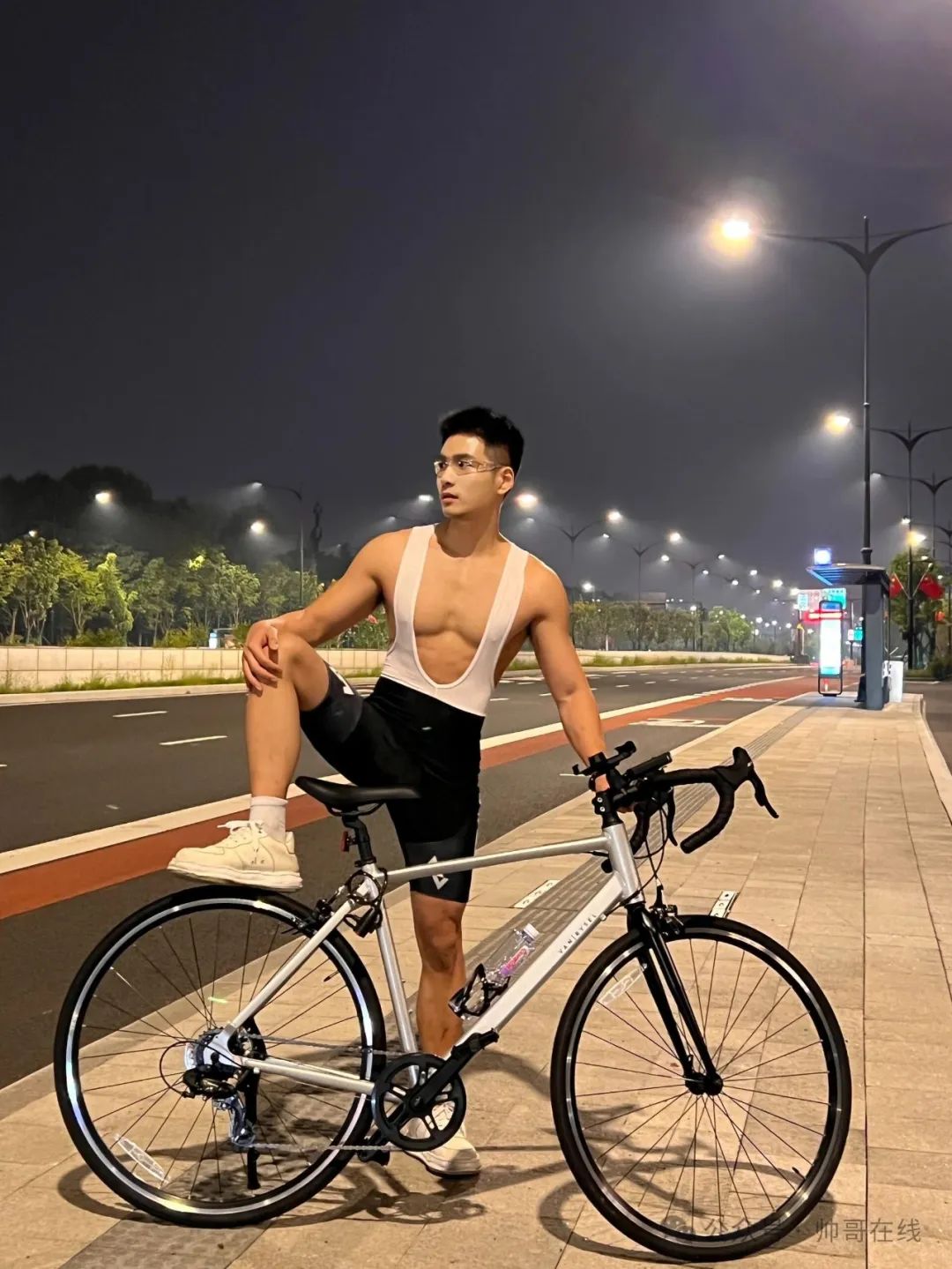 樱花树下的骑行肌肉帅哥，春天自带猛男粉！