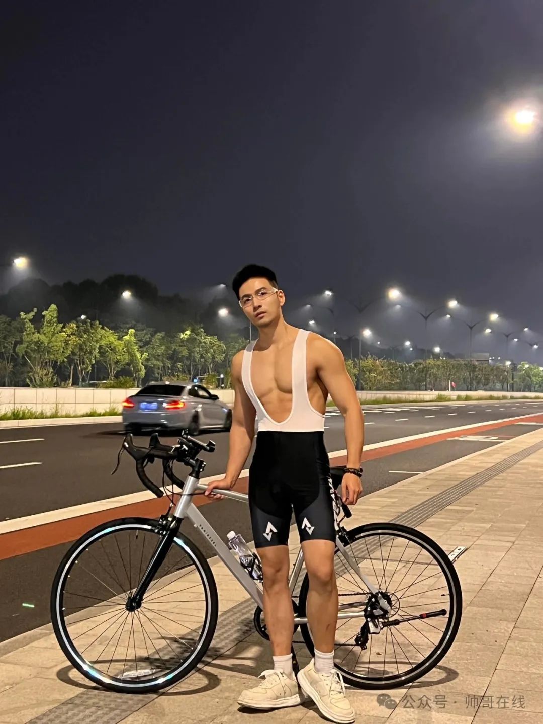 樱花树下的骑行肌肉帅哥，春天自带猛男粉！