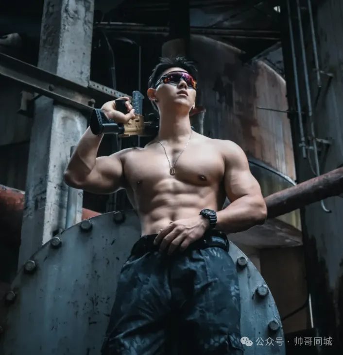 上央视的黑皮体育生私下暧昧感拉满