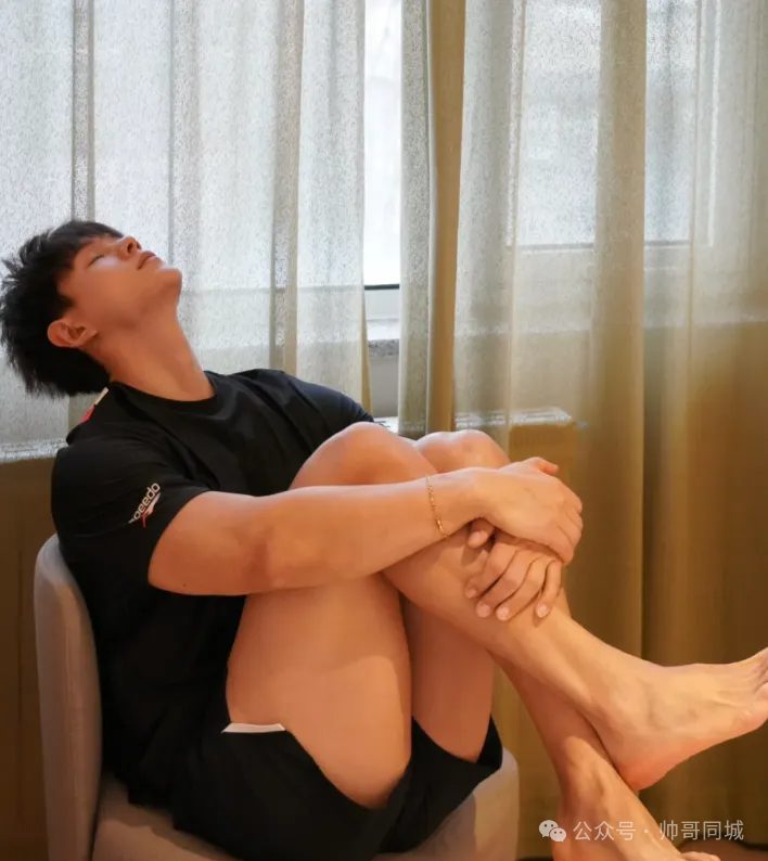 上央视的黑皮体育生私下暧昧感拉满