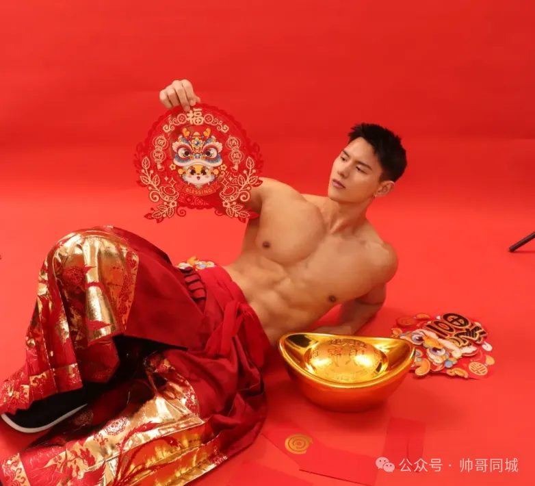 上央视的黑皮体育生私下暧昧感拉满