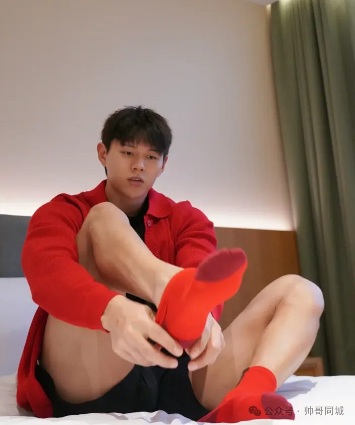 上央视的黑皮体育生私下暧昧感拉满
