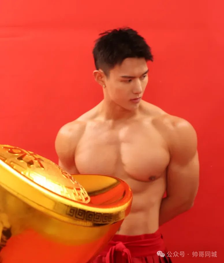 上央视的黑皮体育生私下暧昧感拉满