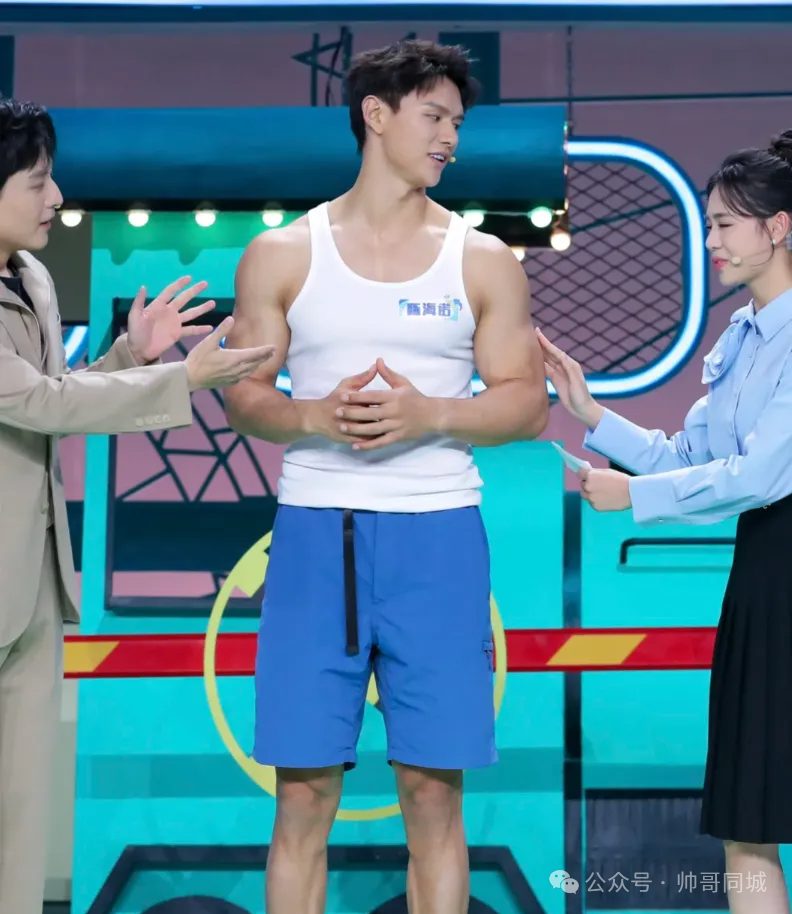 上央视的黑皮体育生私下暧昧感拉满 上央视的黑皮体育生私下暧昧感拉满