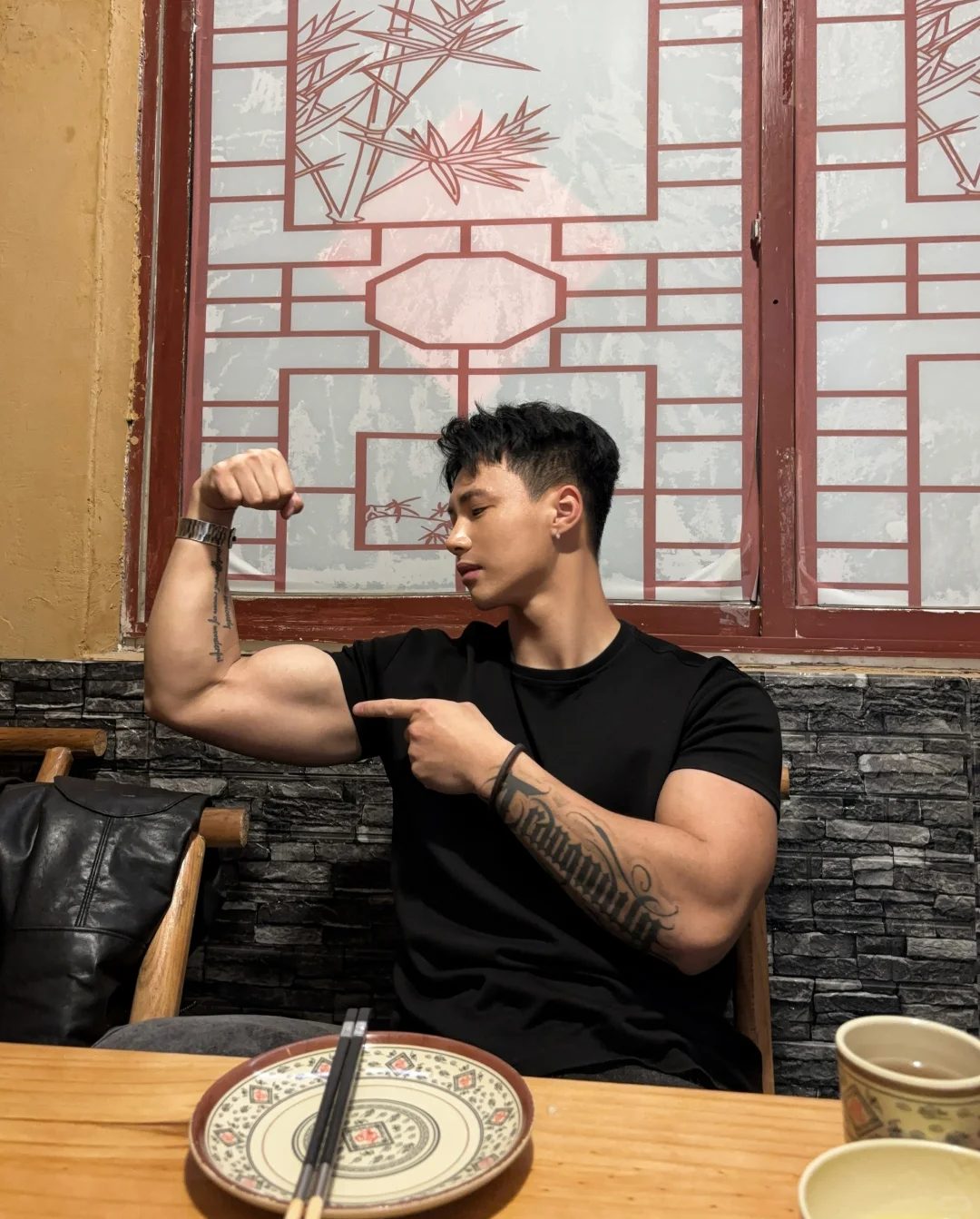 山东东营短发清秀健身男，纹身花臂一个都不少
