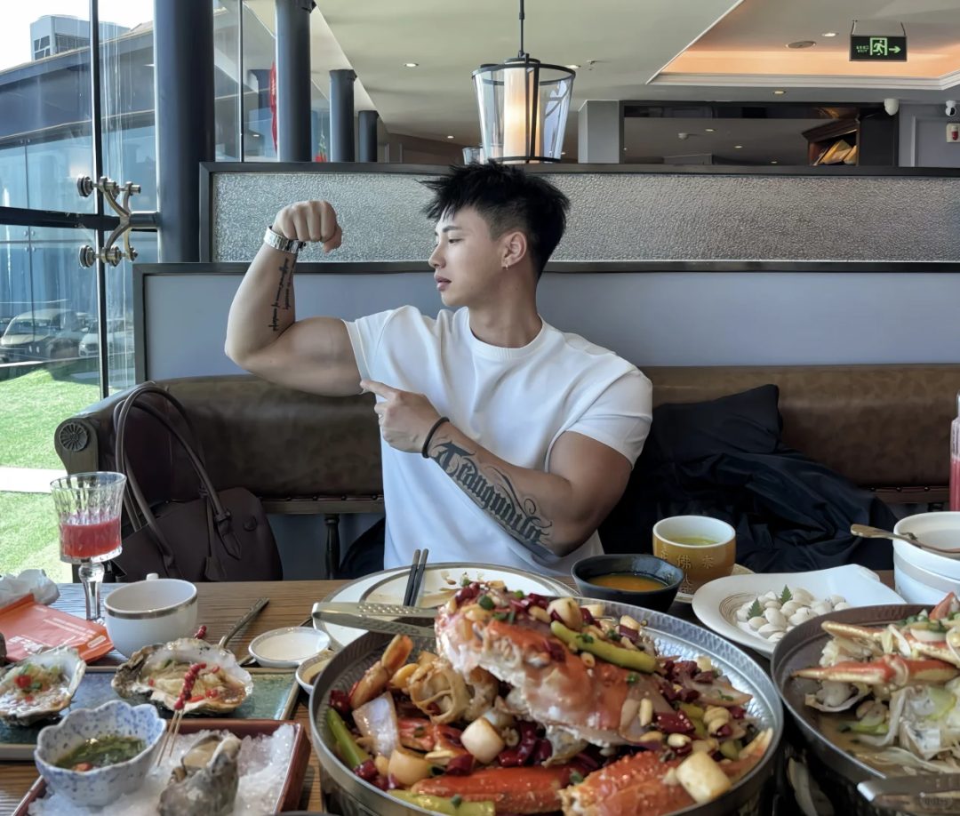 山东东营短发清秀健身男，纹身花臂一个都不少
