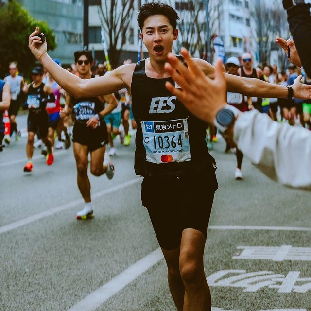 不到 3 小时跑完“全马”，韩国演员火出圈！真实年龄令人意外~