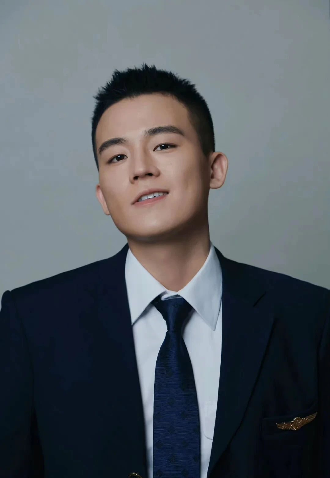 32 岁欧豪近照曝光，正装斯文眼镜竟成叔圈天菜了？！
