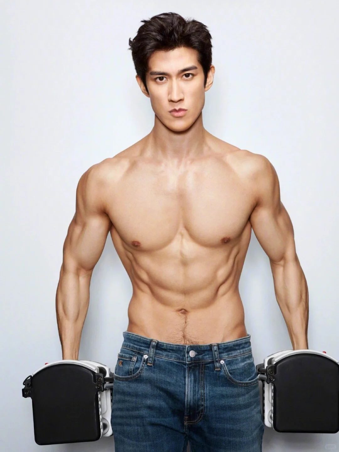 被资本抛弃的肌肉美强惨！李治廷的健身照够拍十部《封神榜》！