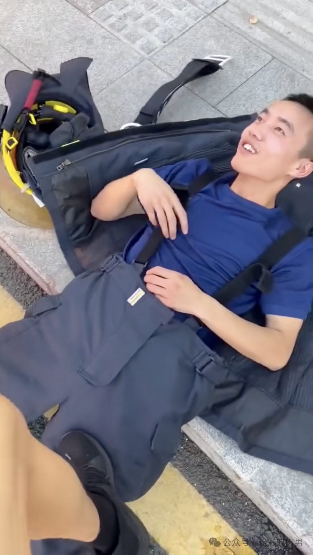 操场被班长踩消防小哥视频，他竟然不捂手厉害了！